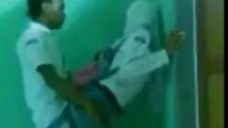 Bruna video porno di vecchie porche scopata in posizione cowgirl.