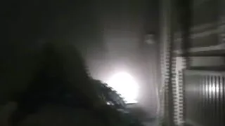 Scopata sul divano accanto a un nonne molto porche vecchio addormentato.