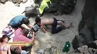 Corina video porno di nonne porche Cova cammina nuda sulla spiaggia.