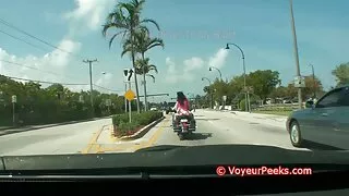 L'uomo si offre di nonne porcellone fare un test drive sessuale.