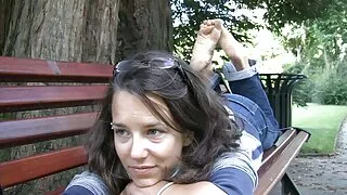 April BigAss sullo sfondo del culo del partner succhia il suo cazzo. vecchissime porche