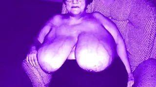 Ragazza posa nonne porche porno nuda in camera da letto.