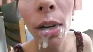 Eccitato con un vibratore e scopata nonne porche sul divano.