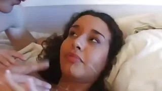 Cuckold si video porno nonne porche masturba accanto agli amanti del cazzo.