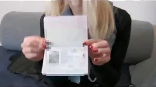 L'assistente di Babbo nonne disinibite Natale scopa una lesbica con la lingua e le dita.