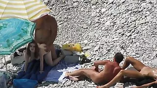 Kira Queen nonne porche video porno accarezza la vagina di un amico.