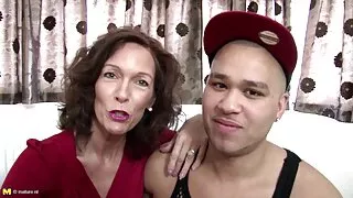 Natalie Brooks si nonne porche porn arrende al fratellastro, sconvolta dal malessere.