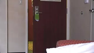 Latina alleva il suo ragazzo per il sesso, nonne porche porn succhiandolo dolcemente.