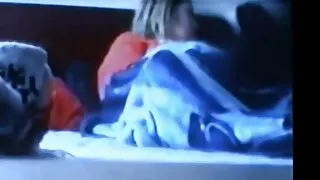 Una ragazza magra scopa un nonne vecchie porche agente al casting.