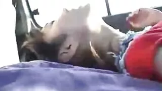 Ragazzo scopa vecchie grasse e porche il capo in calze sul letto.