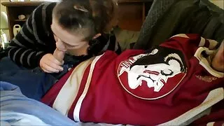 Le studentesse scopano video porno di vecchie porche con un compagno di classe.