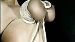 Signora scopa collega a casa. vecchie nonne porche