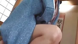 Le brune nonne porche video porno fanno sesso orale.