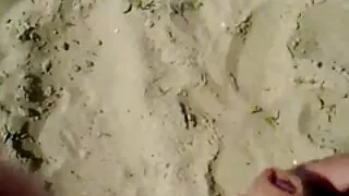 Henna si masturba il cazzo con le gambe e nonne porchissime prende il cazzo nel culo.