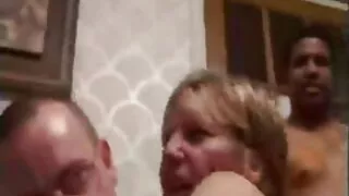 Una nonne porche italiane coppia di Cheboksary scopa sul letto.