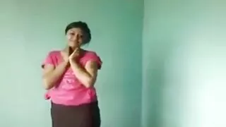 Affronta la noia e la lussuria belle nonne porche con un dildo di gomma.
