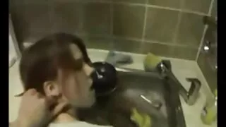Giovane nonne porche porno bionda vuole guardare il cazzo di un amico.