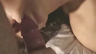 Due puttane succhiano il cazzo del cliente da entrambi i nonne grasse porche lati.
